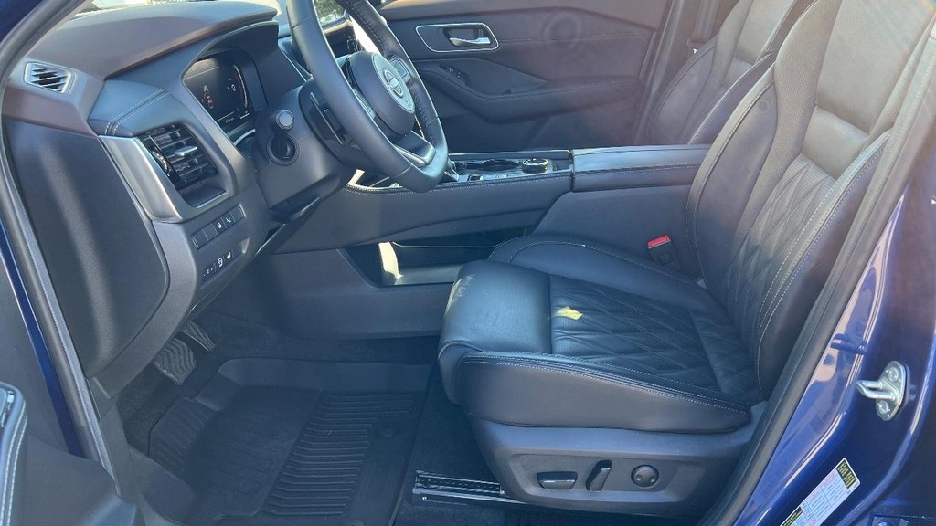 Nissan Rogue Vehicle Full-screen Gallery Image 26