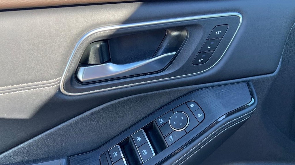 Nissan Rogue Vehicle Full-screen Gallery Image 27