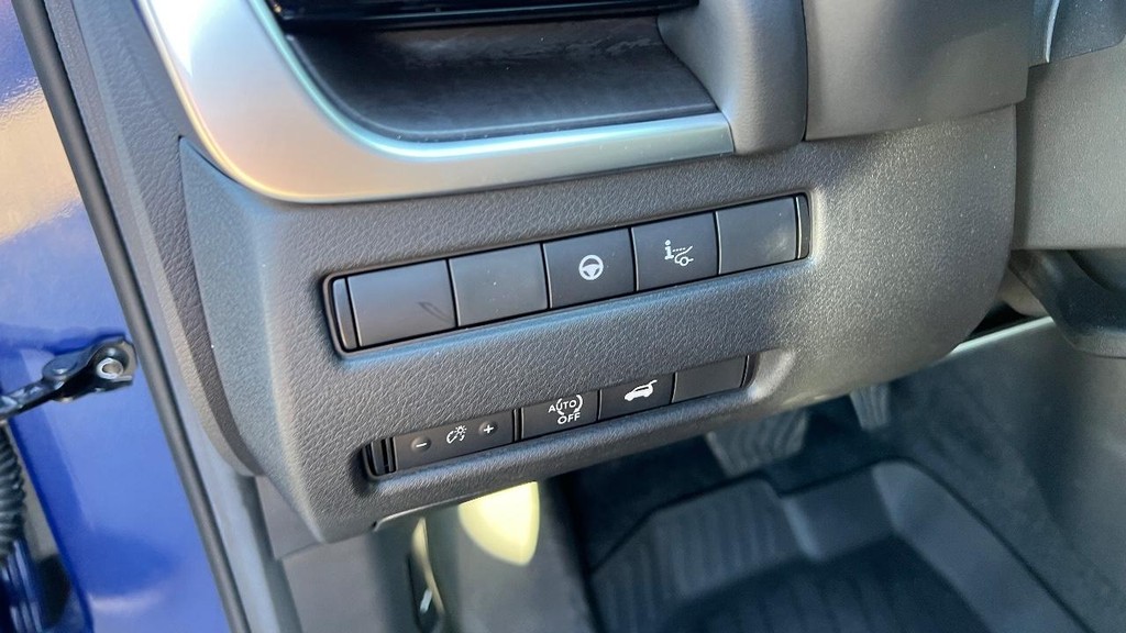 Nissan Rogue Vehicle Full-screen Gallery Image 28