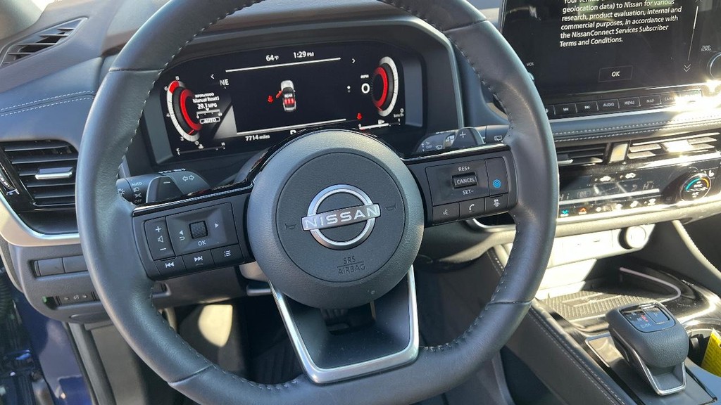 Nissan Rogue Vehicle Full-screen Gallery Image 31