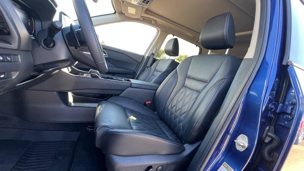 Nissan Rogue Vehicle Full-screen Gallery Image 32