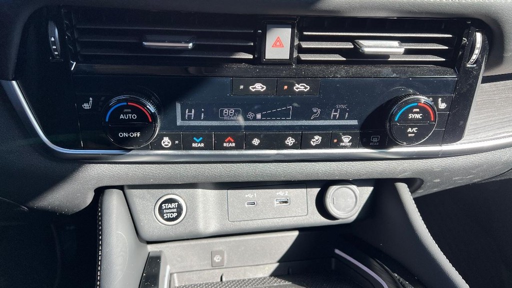 Nissan Rogue Vehicle Full-screen Gallery Image 35