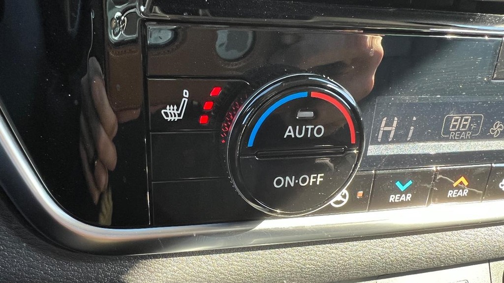 Nissan Rogue Vehicle Full-screen Gallery Image 36