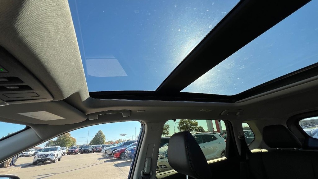 Nissan Rogue Vehicle Full-screen Gallery Image 44