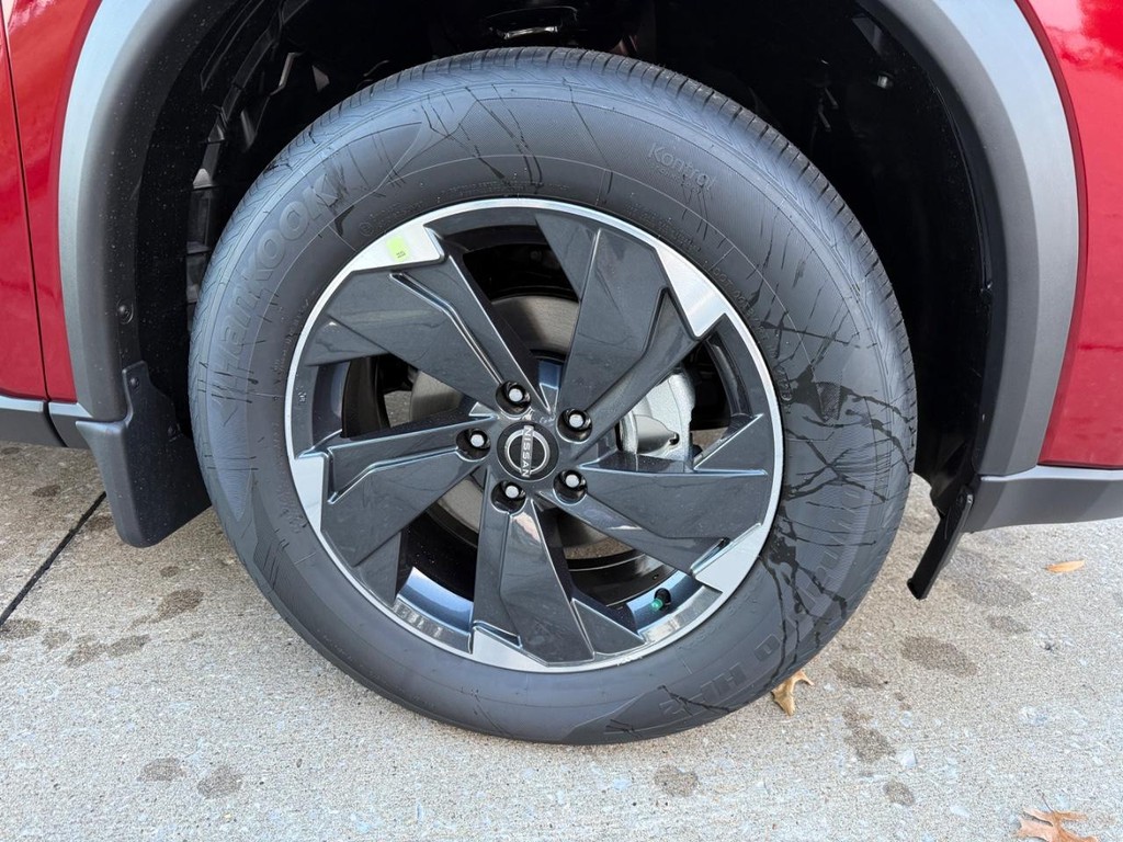 Nissan Rogue Vehicle Full-screen Gallery Image 04