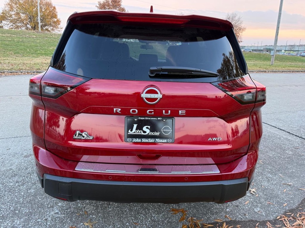 Nissan Rogue Vehicle Full-screen Gallery Image 05
