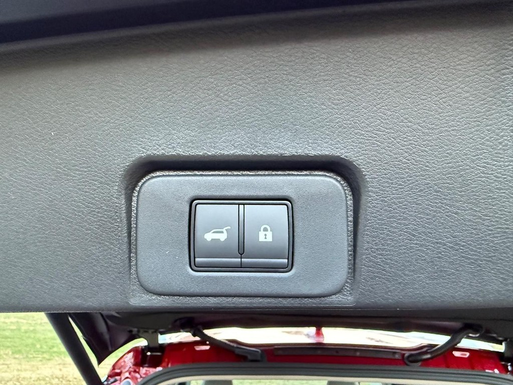 Nissan Rogue Vehicle Full-screen Gallery Image 07