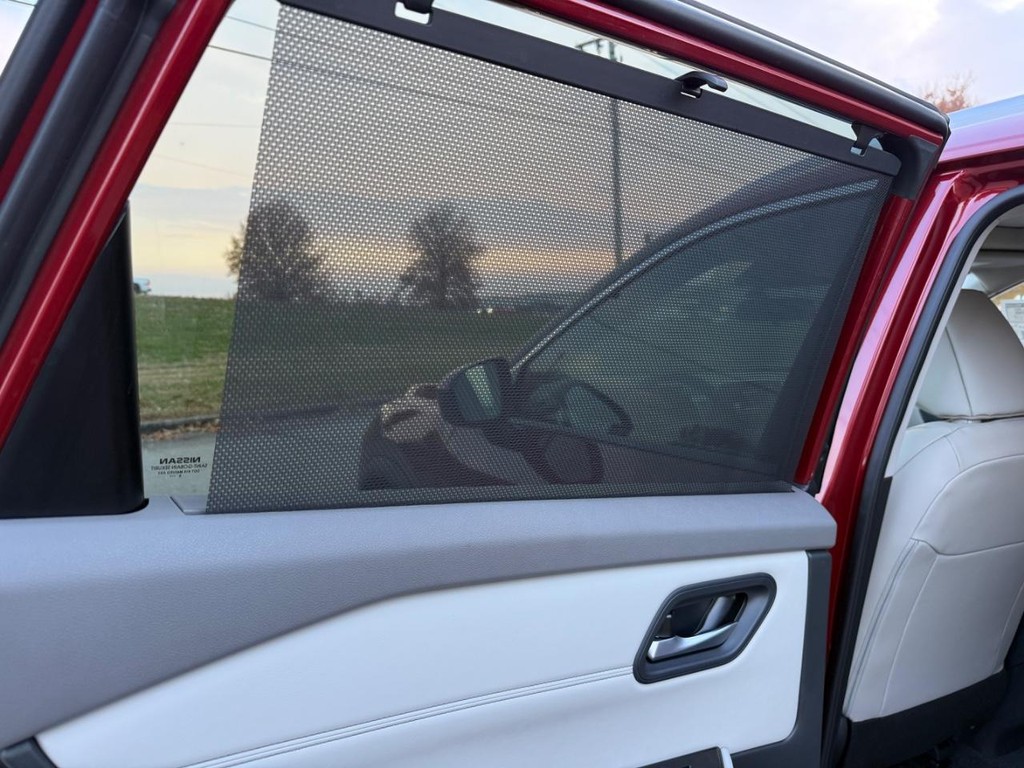 Nissan Rogue Vehicle Full-screen Gallery Image 08