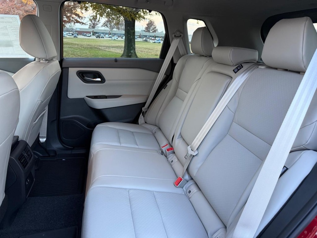 Nissan Rogue Vehicle Full-screen Gallery Image 09