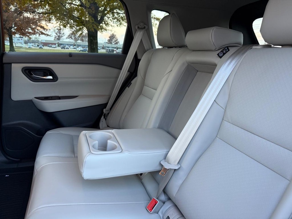 Nissan Rogue Vehicle Full-screen Gallery Image 10