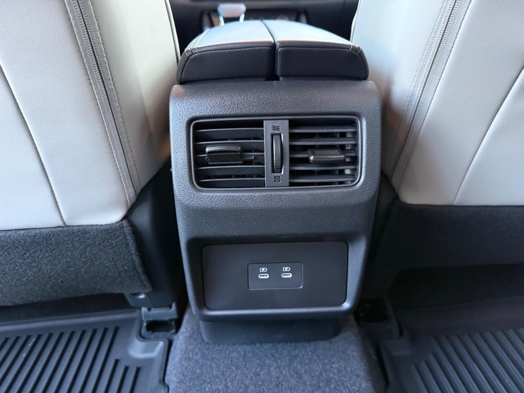 Nissan Rogue Vehicle Full-screen Gallery Image 11