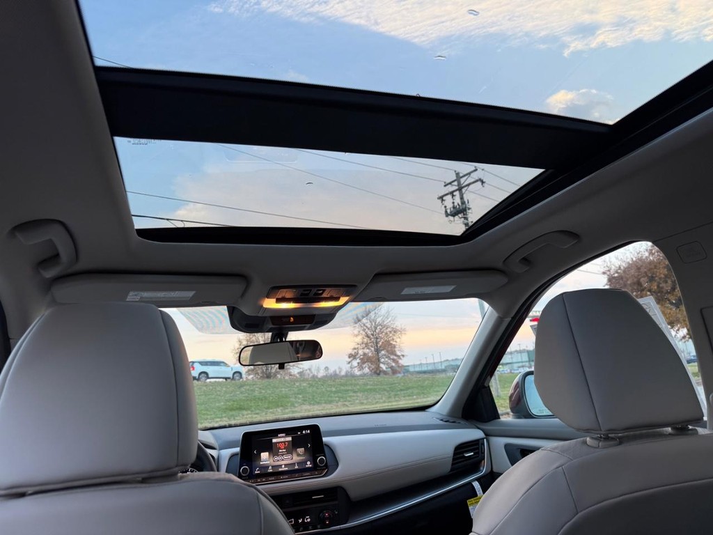 Nissan Rogue Vehicle Full-screen Gallery Image 12