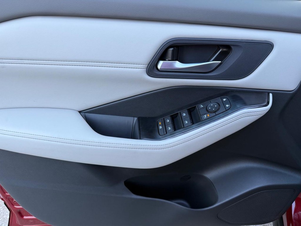 Nissan Rogue Vehicle Full-screen Gallery Image 14