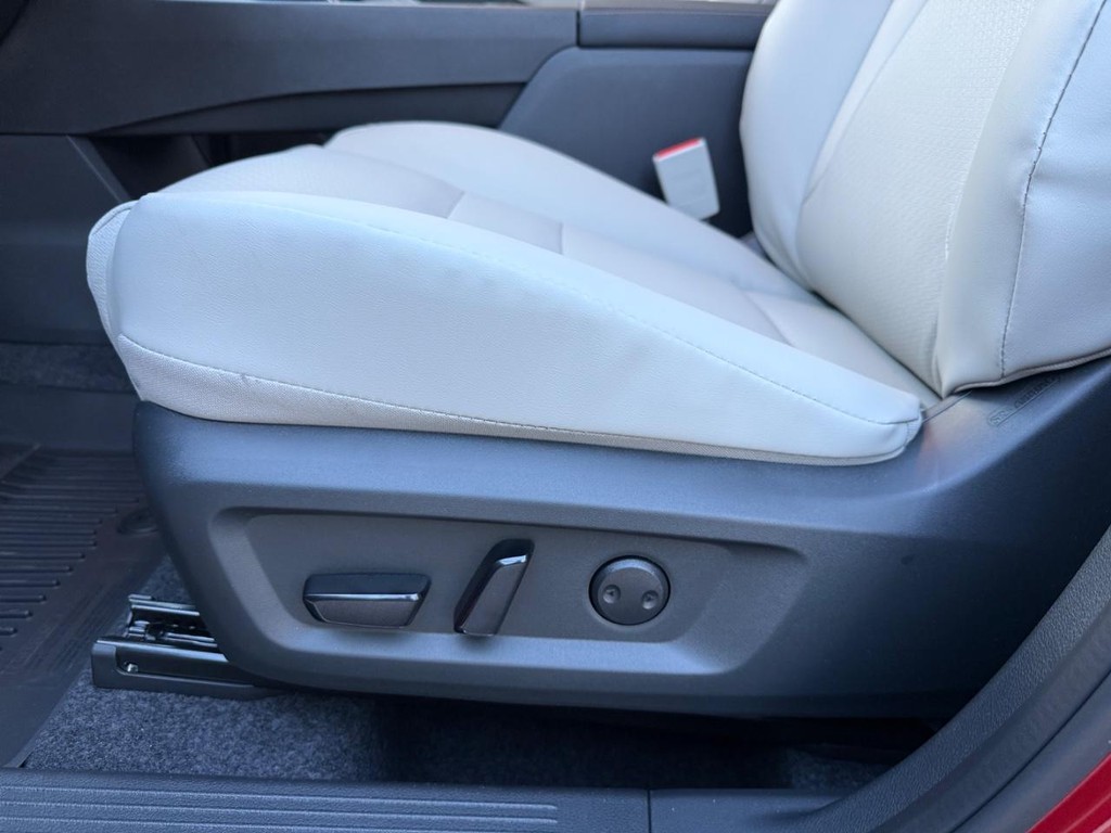 Nissan Rogue Vehicle Full-screen Gallery Image 15