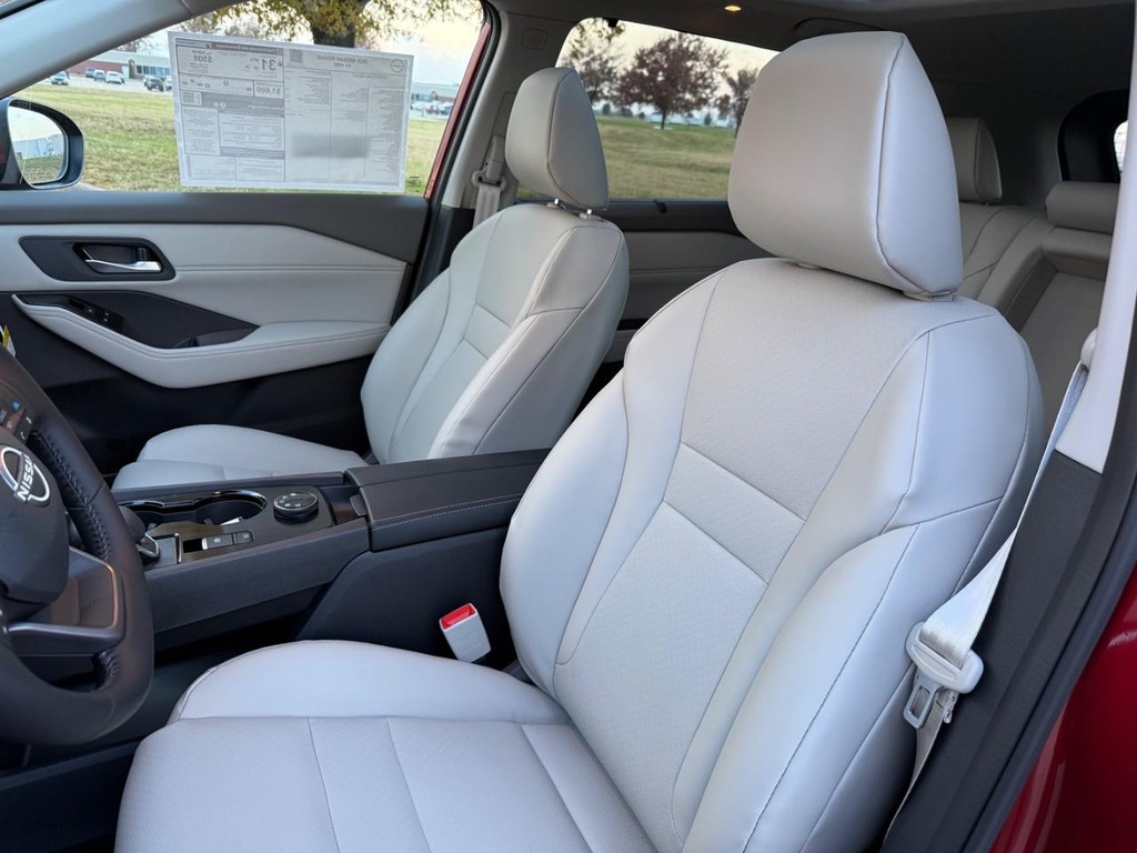 Nissan Rogue Vehicle Full-screen Gallery Image 16