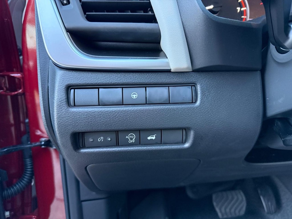 Nissan Rogue Vehicle Full-screen Gallery Image 18