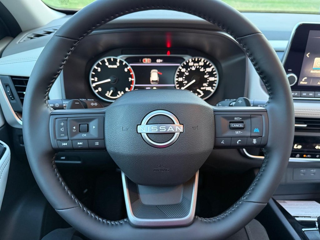 Nissan Rogue Vehicle Full-screen Gallery Image 19