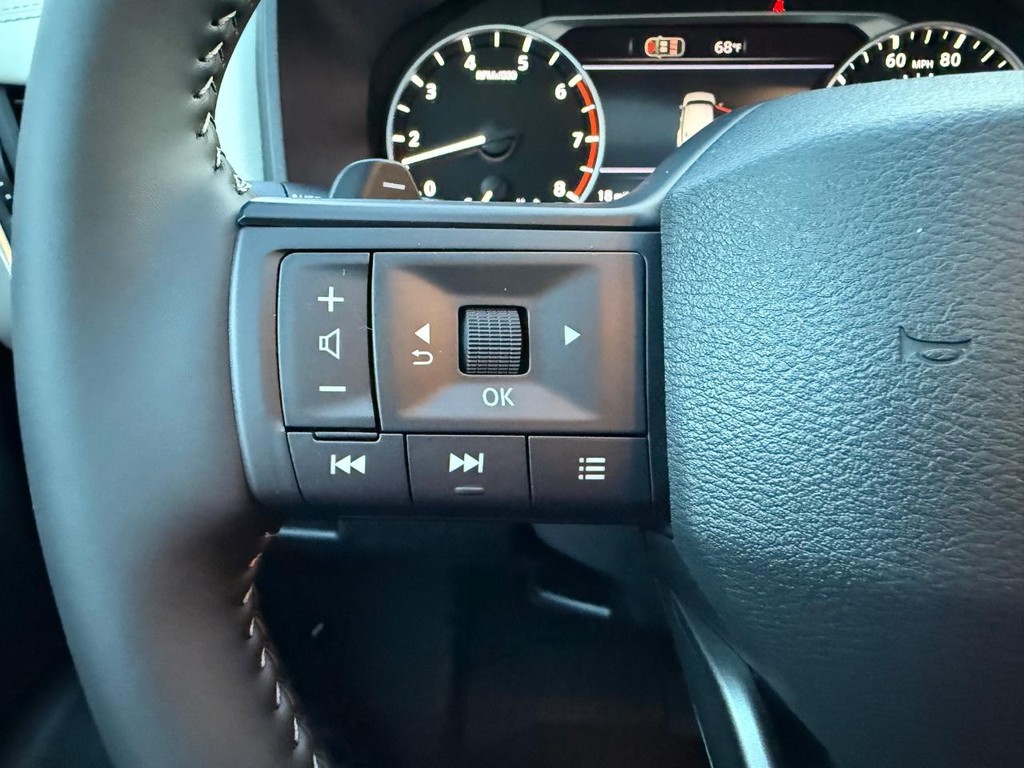 Nissan Rogue Vehicle Full-screen Gallery Image 20