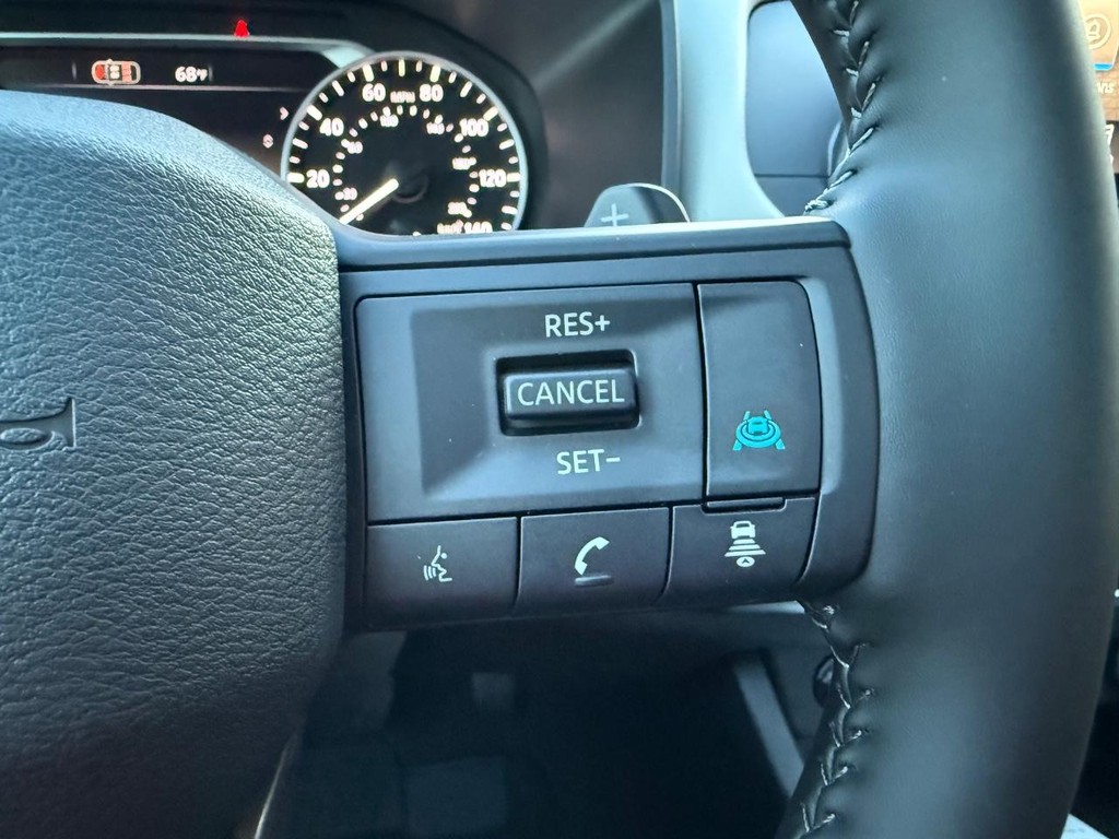 Nissan Rogue Vehicle Full-screen Gallery Image 21