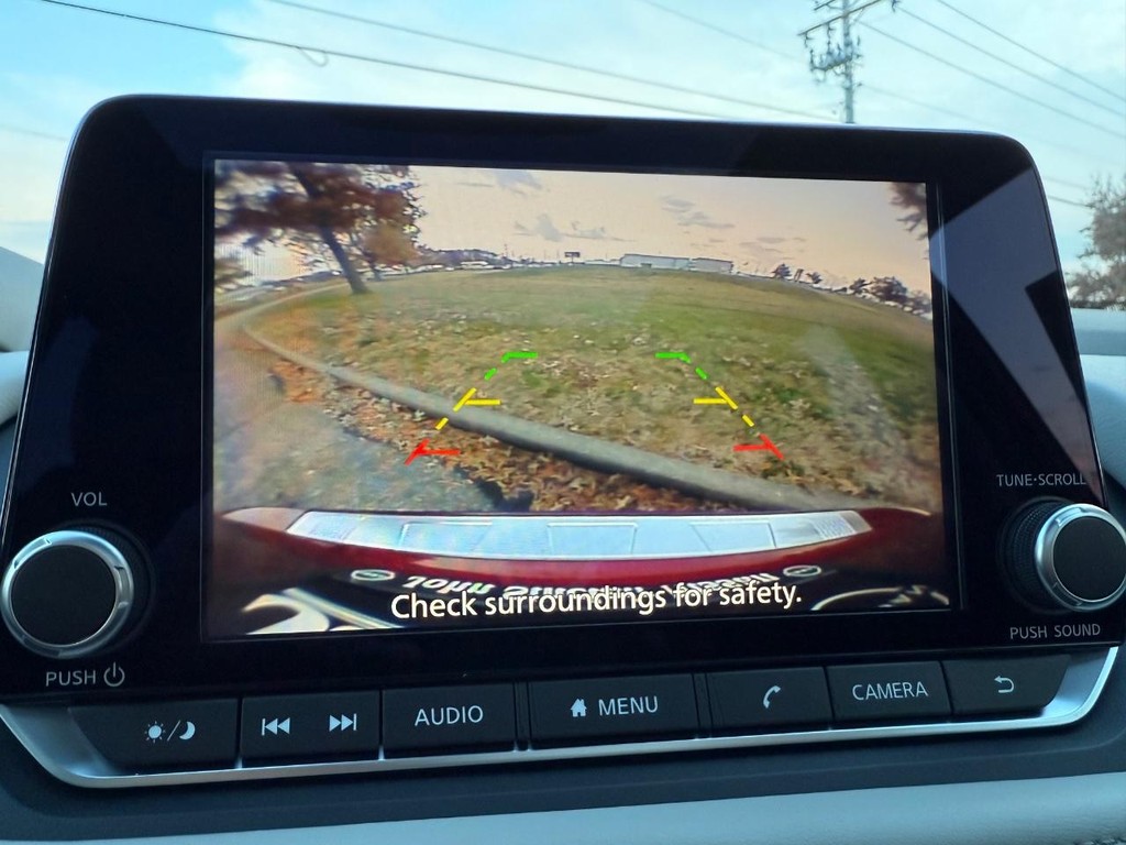 Nissan Rogue Vehicle Full-screen Gallery Image 24