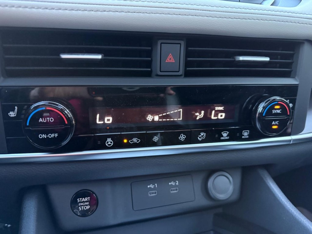 Nissan Rogue Vehicle Full-screen Gallery Image 25