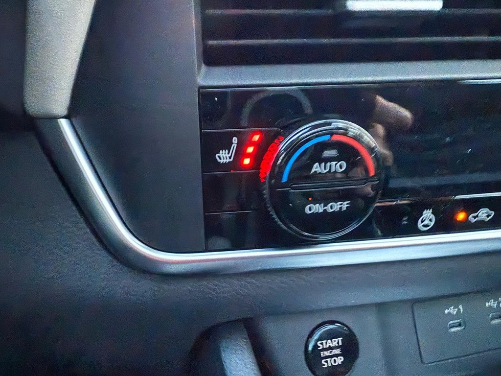 Nissan Rogue Vehicle Full-screen Gallery Image 26