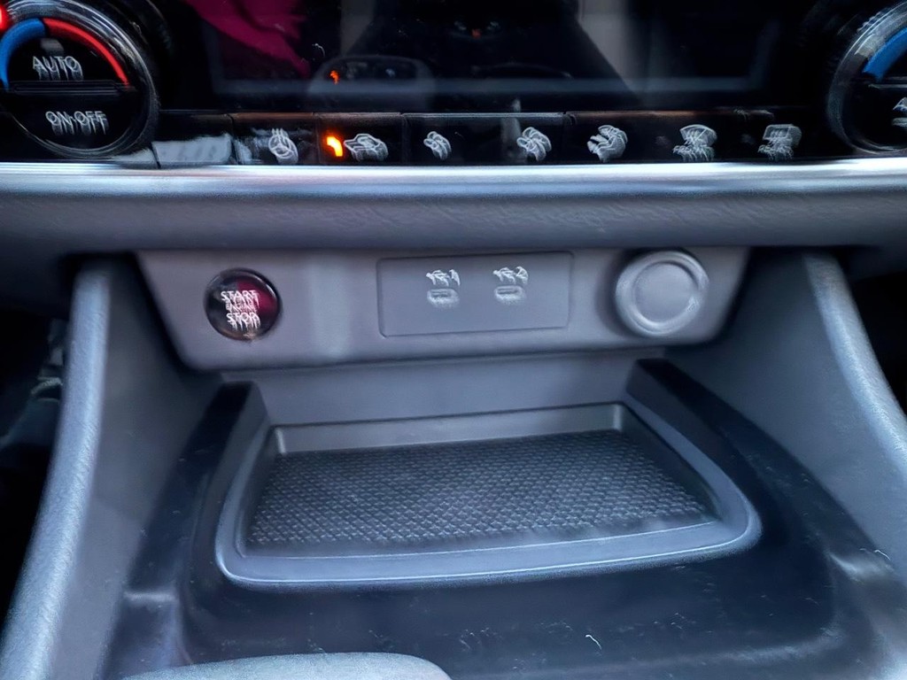 Nissan Rogue Vehicle Full-screen Gallery Image 27