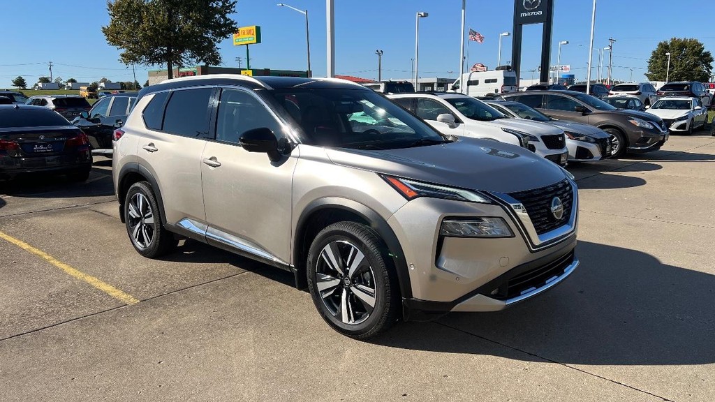 Nissan Rogue Vehicle Full-screen Gallery Image 02