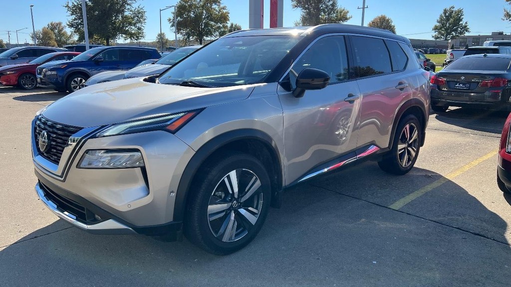 Nissan Rogue Vehicle Full-screen Gallery Image 04