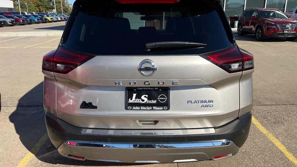 Nissan Rogue Vehicle Full-screen Gallery Image 05