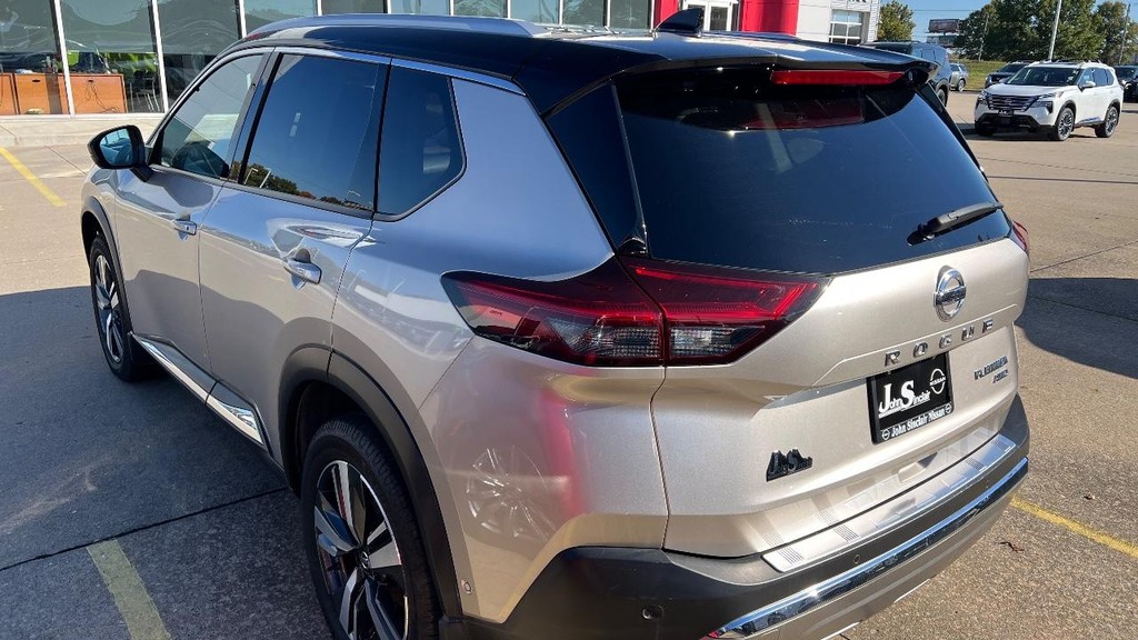 Nissan Rogue Vehicle Full-screen Gallery Image 06