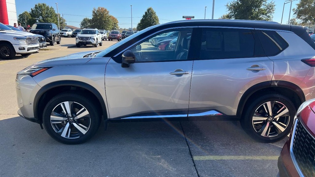 Nissan Rogue Vehicle Full-screen Gallery Image 07