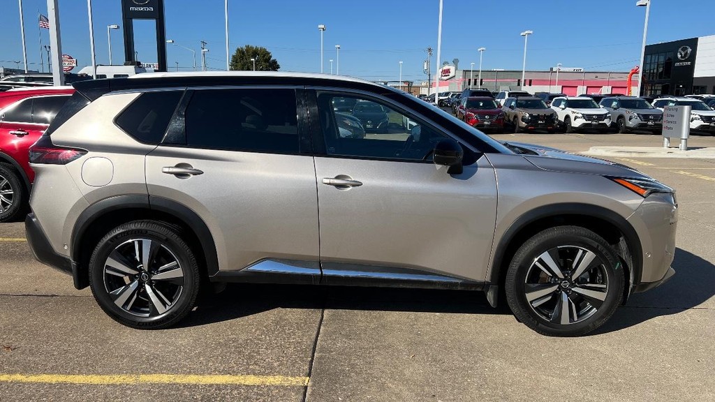 Nissan Rogue Vehicle Full-screen Gallery Image 09