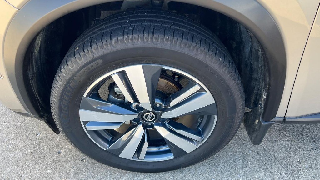 Nissan Rogue Vehicle Full-screen Gallery Image 11