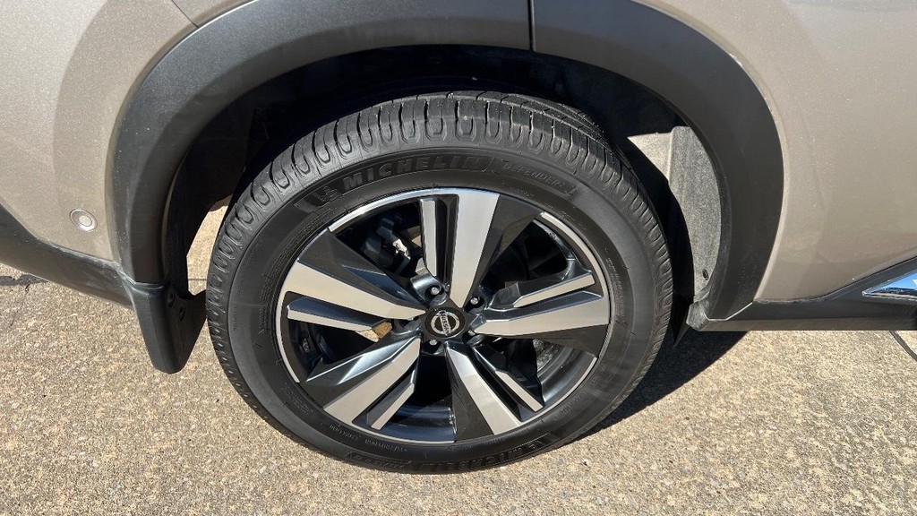 Nissan Rogue Vehicle Full-screen Gallery Image 13