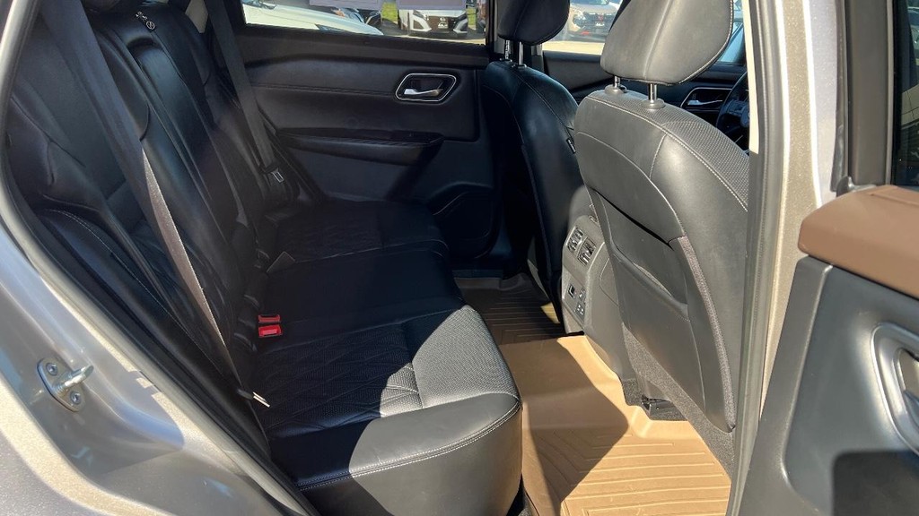 Nissan Rogue Vehicle Full-screen Gallery Image 14