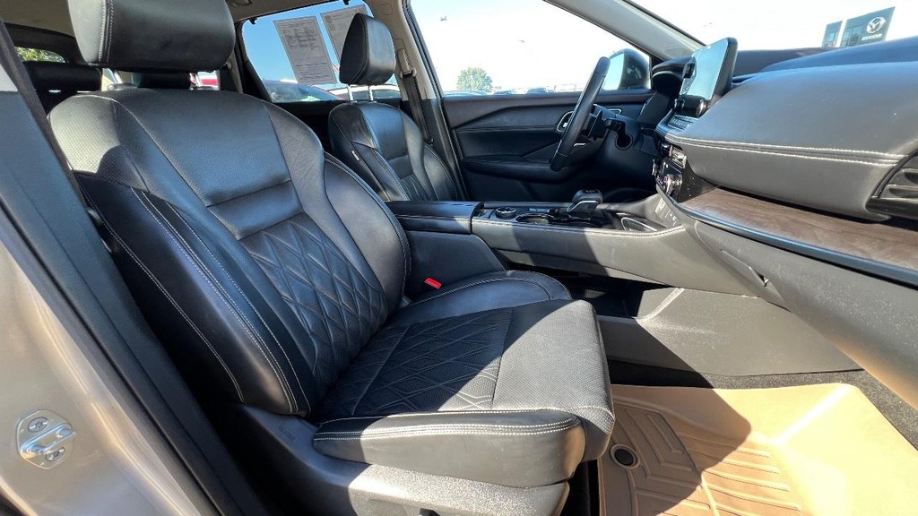 Nissan Rogue Vehicle Full-screen Gallery Image 15