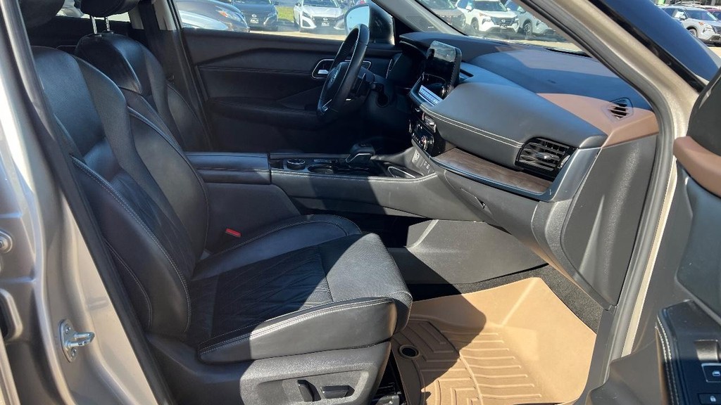 Nissan Rogue Vehicle Full-screen Gallery Image 16