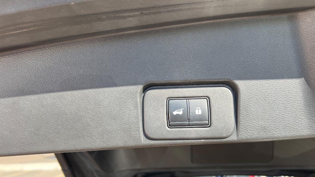 Nissan Rogue Vehicle Full-screen Gallery Image 17