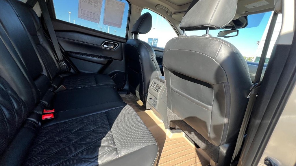 Nissan Rogue Vehicle Full-screen Gallery Image 19