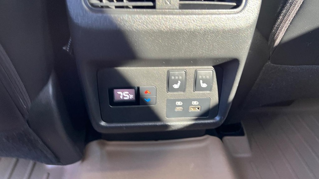 Nissan Rogue Vehicle Full-screen Gallery Image 20