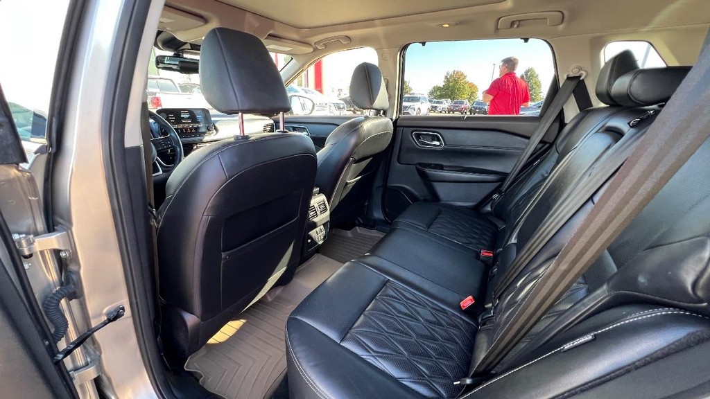 Nissan Rogue Vehicle Full-screen Gallery Image 21