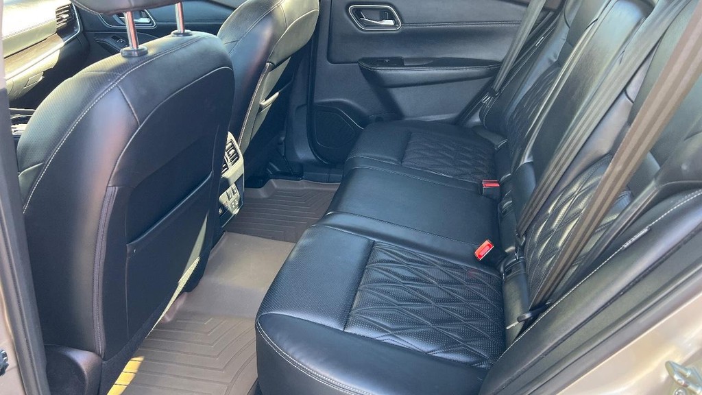 Nissan Rogue Vehicle Full-screen Gallery Image 22