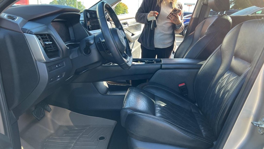 Nissan Rogue Vehicle Full-screen Gallery Image 23