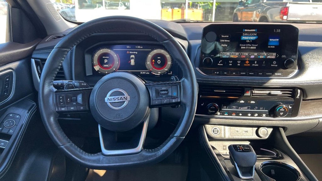 Nissan Rogue Vehicle Full-screen Gallery Image 24