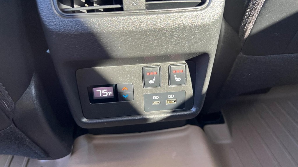 Nissan Rogue Vehicle Full-screen Gallery Image 25