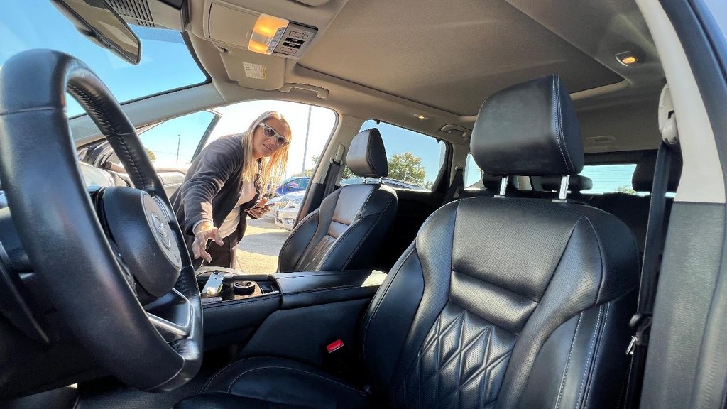 Nissan Rogue Vehicle Full-screen Gallery Image 28