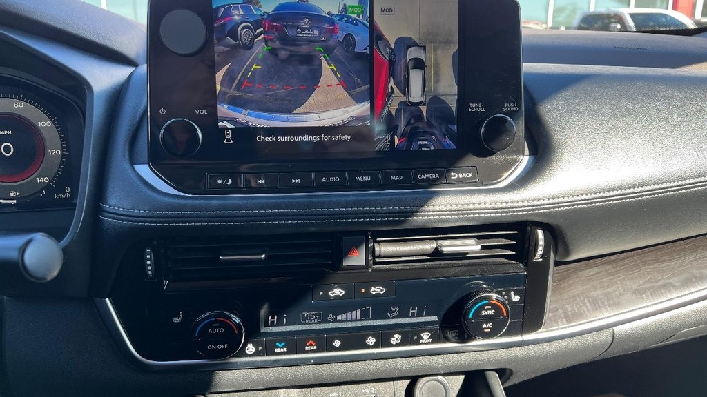 Nissan Rogue Vehicle Full-screen Gallery Image 32