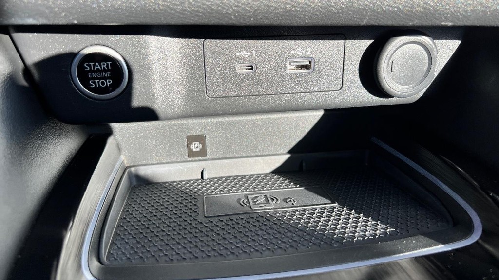 Nissan Rogue Vehicle Full-screen Gallery Image 36