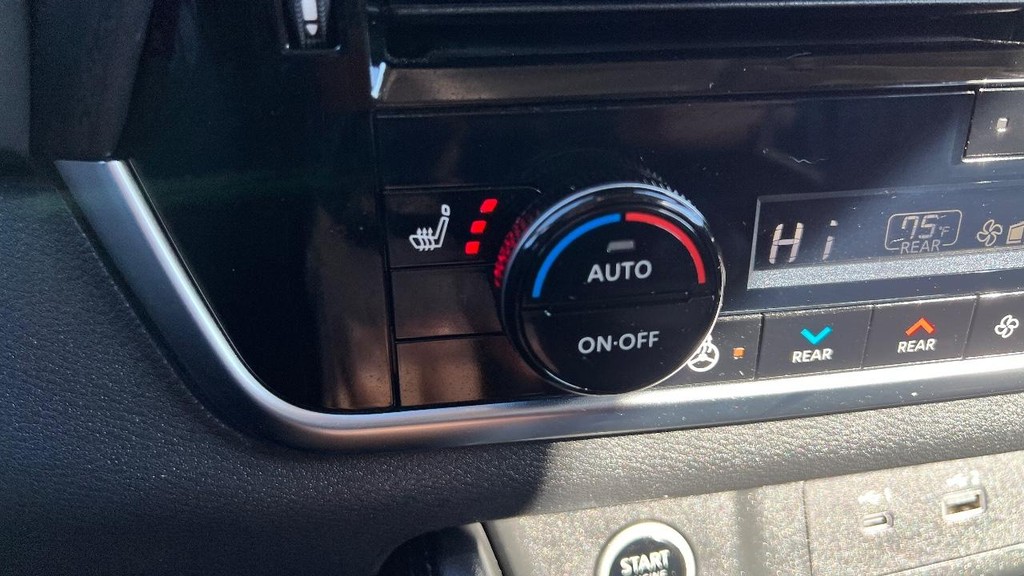 Nissan Rogue Vehicle Full-screen Gallery Image 37